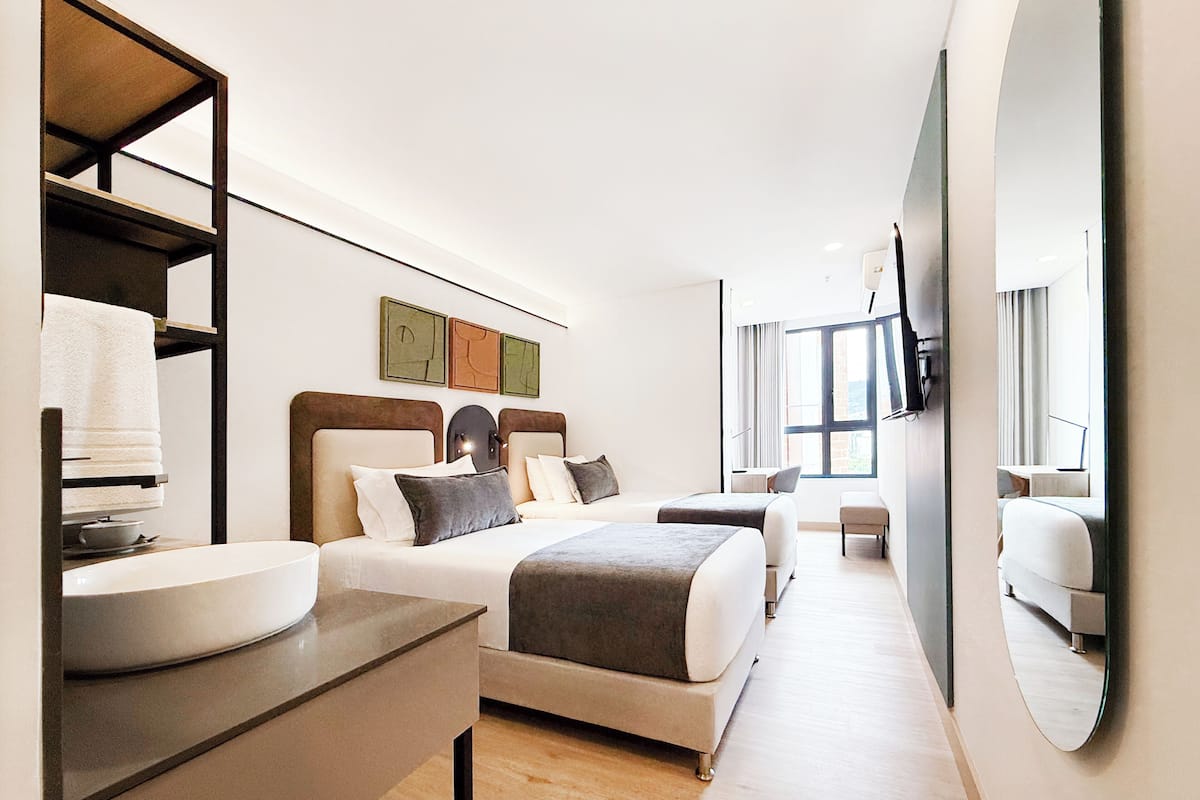 Business Suite | In-room safe, desk, blackout curtains, iron/ironing board