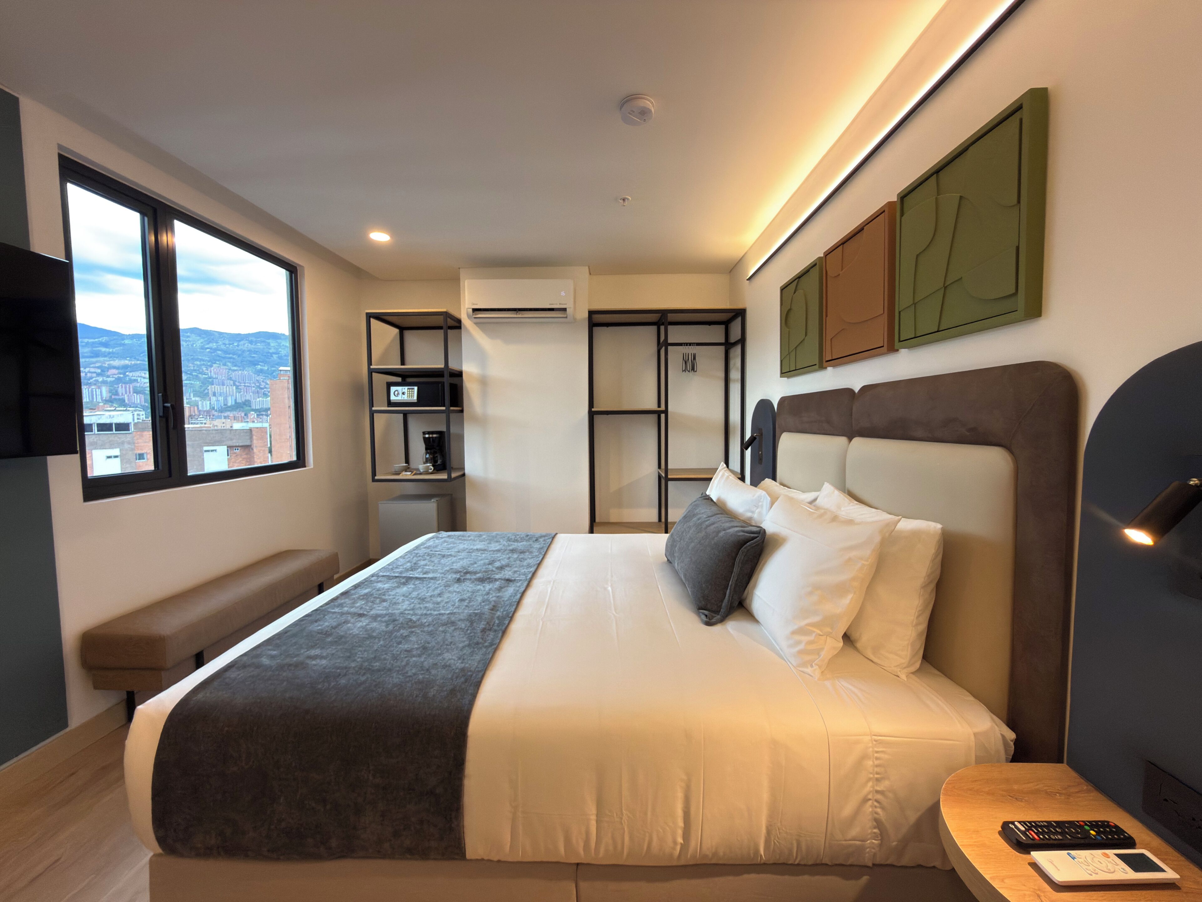 Deluxe suite | Een kluis op de kamer, een bureau, verduisterende gordijnen
