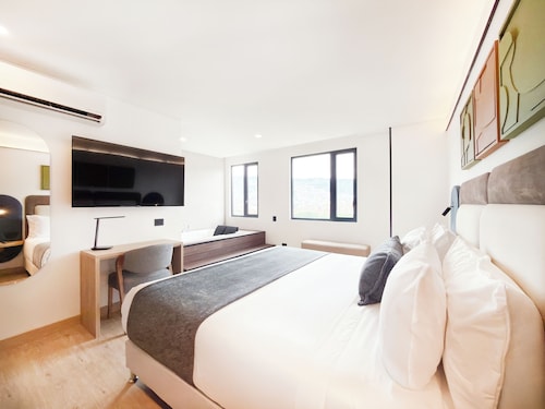 Blues Suites Laureles