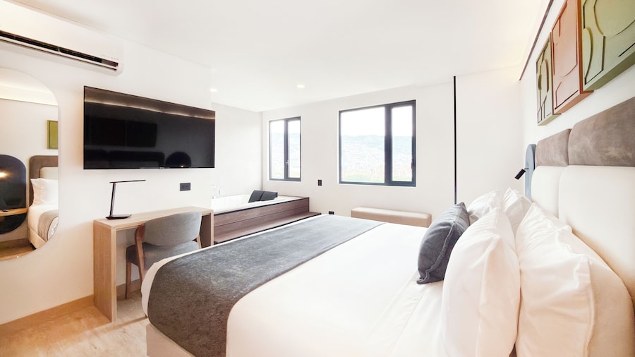Blues Suites Laureles