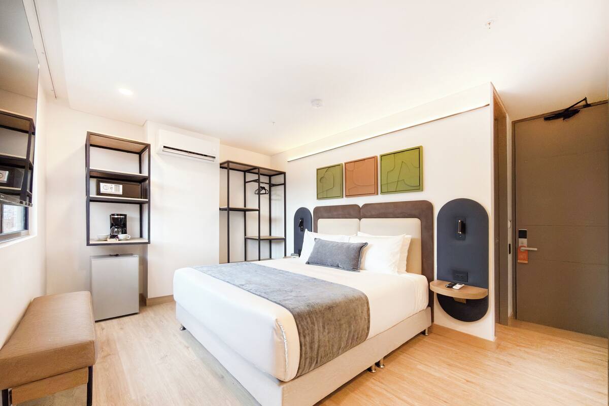 Deluxe Suite | In-room safe, desk, blackout drapes, iron/ironing board (on request)