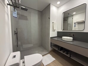 Phòng Suite Deluxe | Phòng tắm | Buồng tắm vòi sen, khăn tắm, xà phòng, dầu gội 