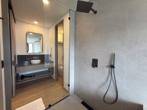 Luxe suite | Badkamer | Een douche, gratis toiletartikelen, een haardroger, handdoeken
