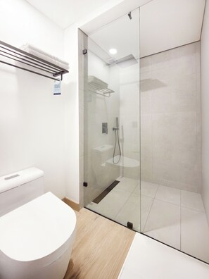 Standard Suite | Bathroom | Shower, towels, soap, shampoo