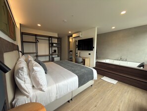 Phòng Suite Cao cấp | Két bảo mật tại phòng, bàn, màn/rèm cản sáng, bàn ủi/dụng cụ ủi quần áo 