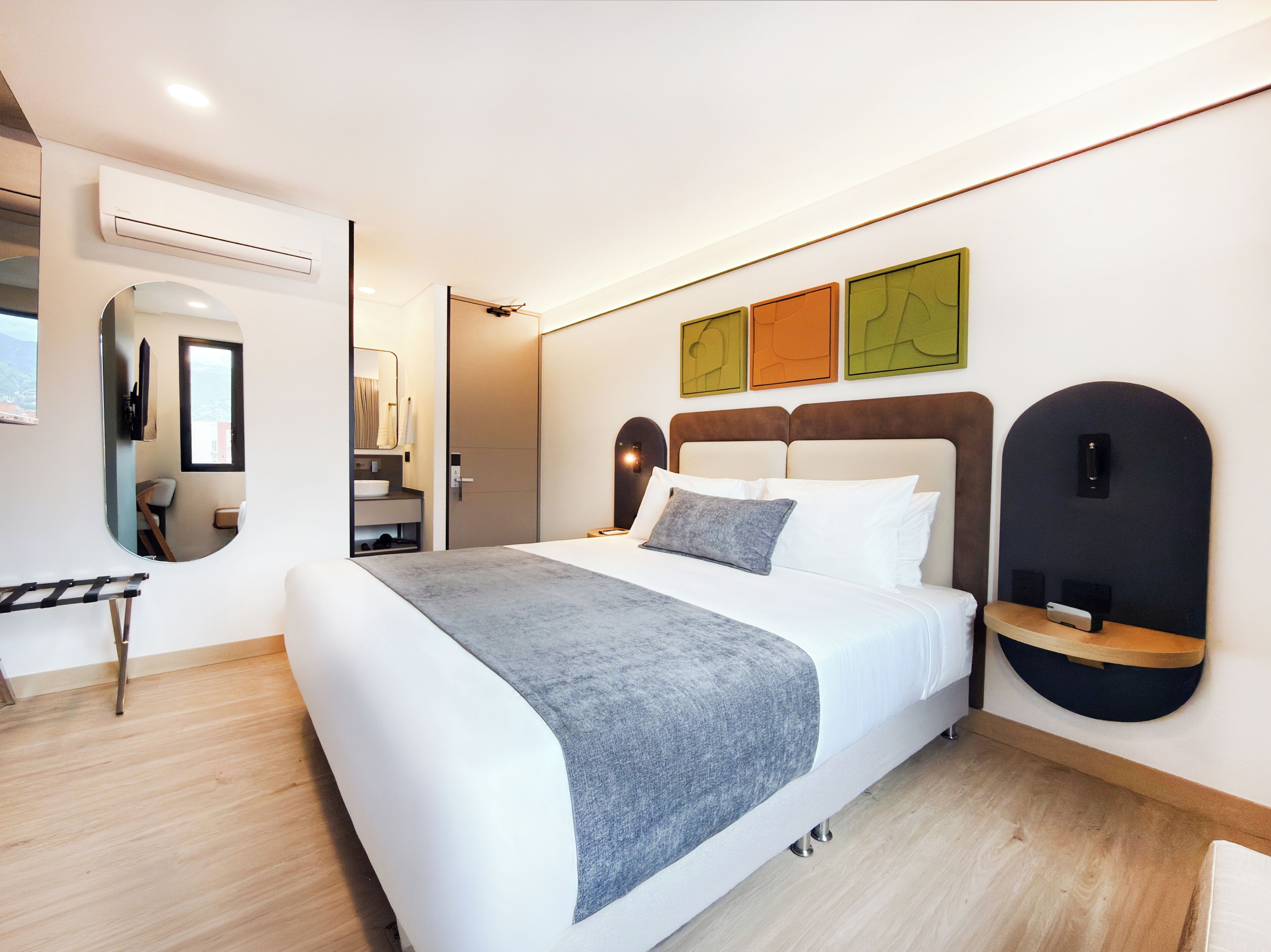 Superior Suite | Peti besi dalam bilik, meja, langsir/tirai gelap terus 