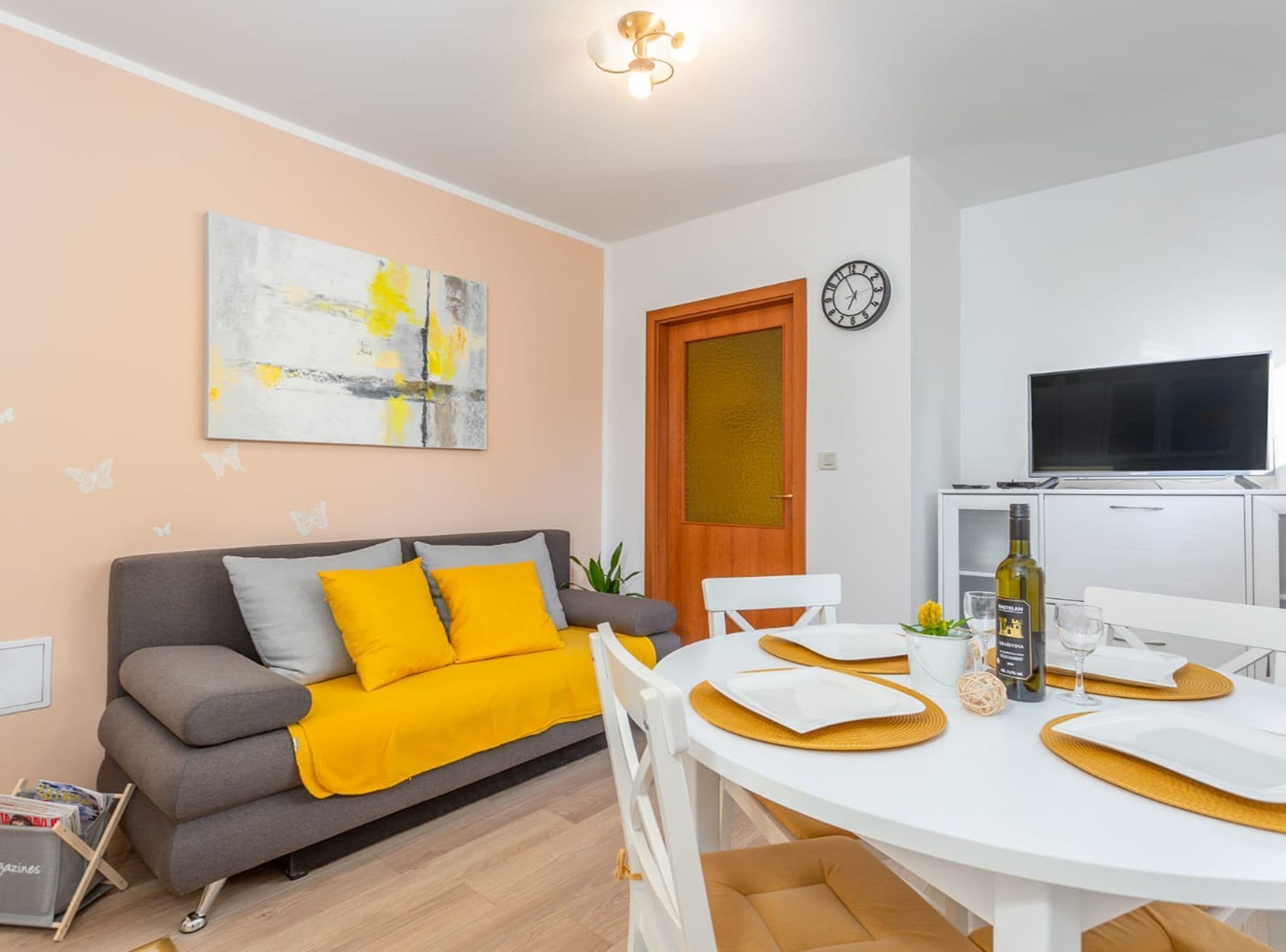 Apartemen (One Bedroom Apartment with Terrace) | Ruang keluarga | Televisi layar datar 32-inci dengan saluran TV kabel