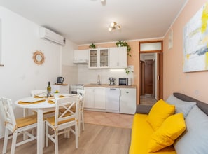 Apartment (One Bedroom Apartment with Terrace) | Wohnzimmer | 32-Zoll-Flachbildfernseher mit Kabelempfang