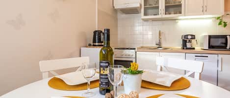 Apartment (One Bedroom Apartment with Terrace) | Dining room
