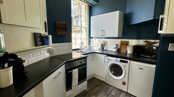 Coffee/tea maker, fridge, microwave, oven