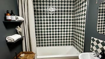 Douche, sèche-cheveux, serviettes fournies, savon