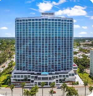 Exterior - Luxury Skyline Views • Downtown Retreat (Fort Myers)