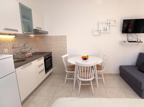 Apartment (Remarkable studio apartment) | Esszimmer