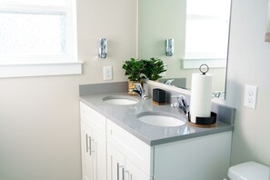 Bathroom - Spacious 3-bedroom townhome " Hidden Gem" near several attractions in Norristown (Norristown)