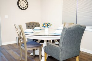 Dining - Spacious 3-bedroom townhome " Hidden Gem" near several attractions in Norristown (Norristown)