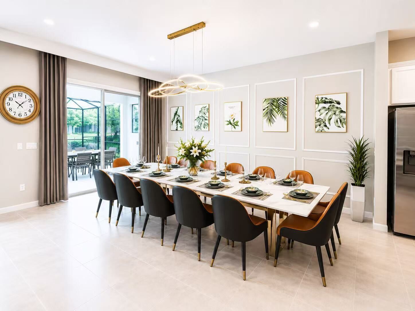Une salle à manger moderne avec une longue table, des chaises, une horloge et des œuvres d’art encadrées accrochées au mur.