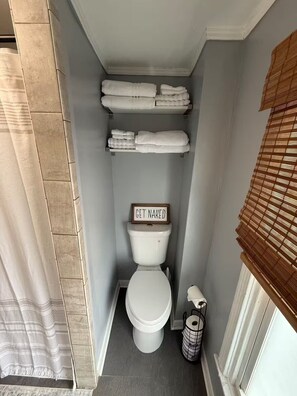 Hair dryer, towels, soap, shampoo - Fishtown home in beautiful Philadelphia with 2 bedrooms, AC and charm (Philadelphia)