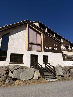 A building with a sign reading 'LE GRIZZLI'. - 4th floor, balcony, ski locker, 26m², Vars (Vars)