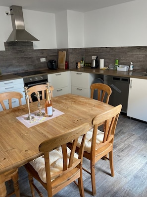 Private kitchen - An Eifel idyll at the Nürburgring: A spacious oasis of comfort with plenty of room (Herresbach)