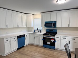 Frigorífic, microones, forn i placa de cuina 