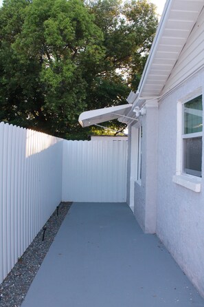 Property grounds - Delightful 1-bedroom studio with AC in Port Richey (Port Richey)