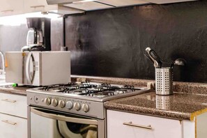 Wasserkocher mit Kaffee-/Teezubehör, Kühlschrank, Mikrowelle, Ofen