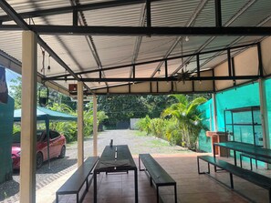 Family Apartment, Pool View | Outdoor dining - Agujas hostel (Provincia de Puntarenas)