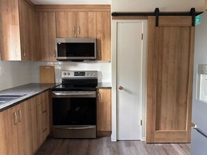 Coffee/tea maker, fridge, microwave, oven - Mountview Manor (Red Deer)