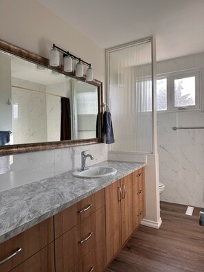 Hair dryer, towels, soap, shampoo - Mountview Manor (Red Deer)