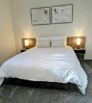 3 bedrooms, WiFi (free), bed sheets - Mountview Manor (Red Deer)