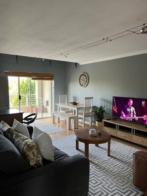 Apartment, 2 Schlafzimmer, Balkon | Wohnzimmer