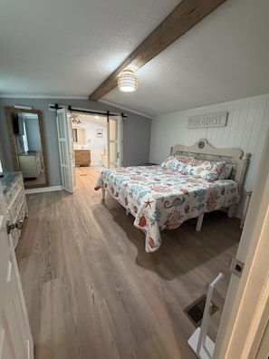 2 bedrooms, WiFi, bed sheets - Come soak your worries away! (Holly Ridge)