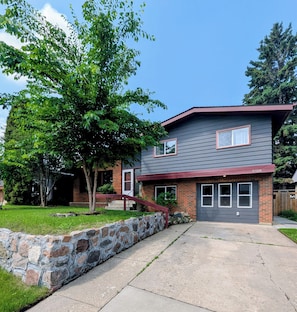 Exterior - Mountview Manor (Back Access) (Red Deer)