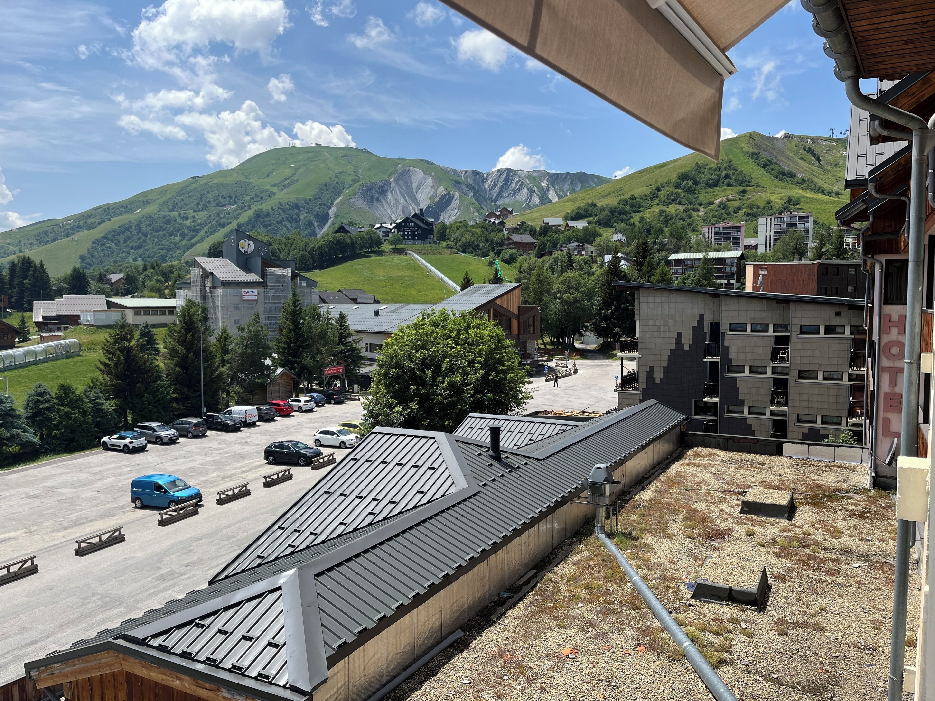 Un hôtel au design moderne, doté d’un parking et offrant une vue sur des collines verdoyantes et des montagnes.