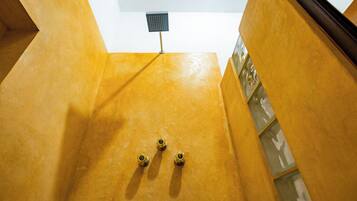 Deluxe House | Minibar (free items), iron/ironing board, WiFi (free), bed sheets