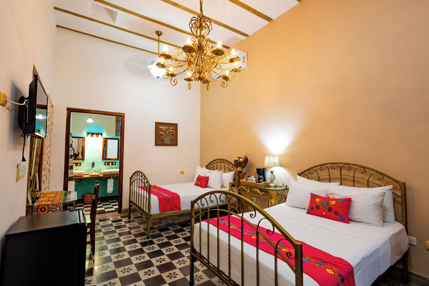 Deluxe House | Minibar (free items), iron/ironing board, WiFi (free), bed sheets