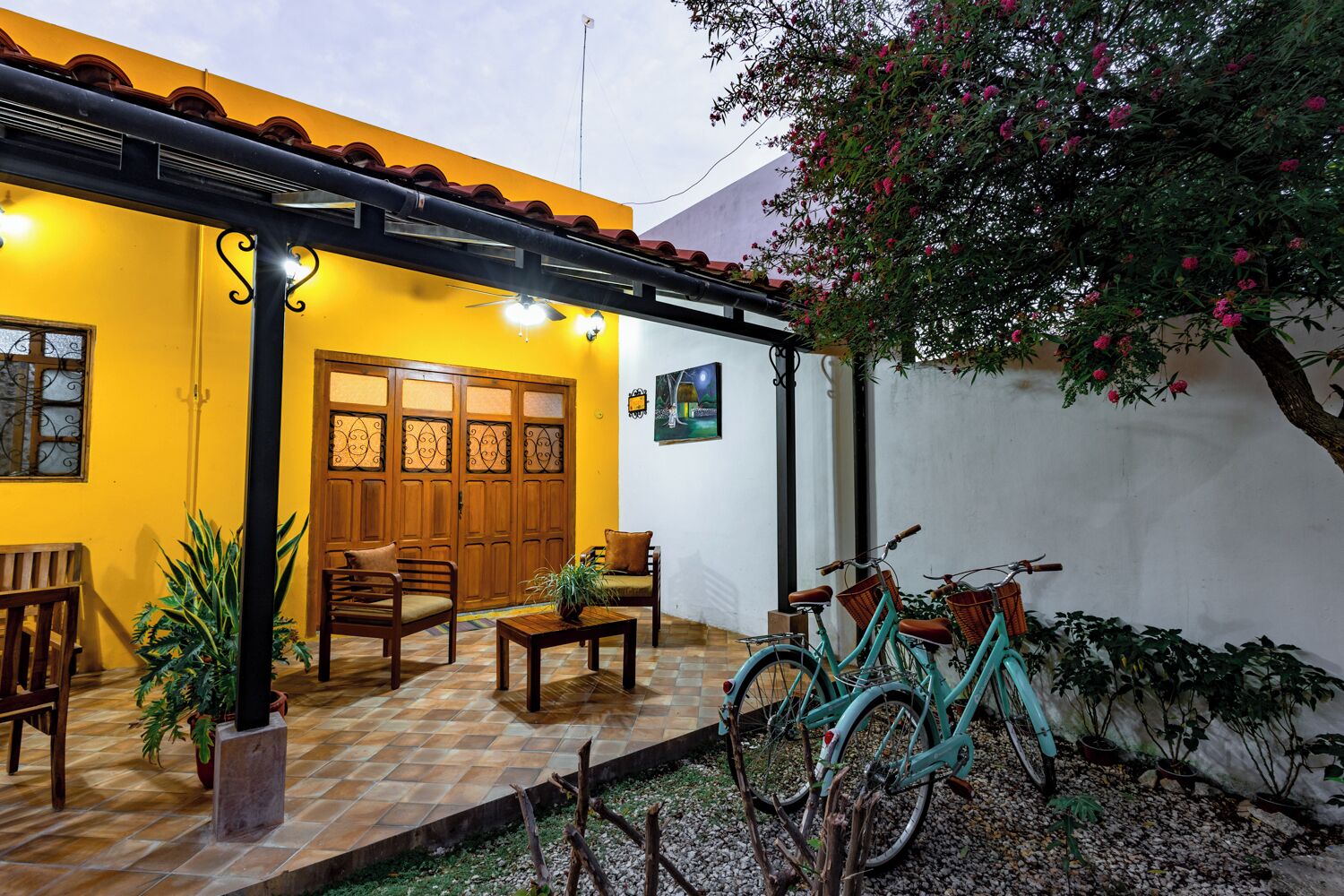 Casa Deluxe | Artículos del minibar gratis y tabla de planchar con plancha 