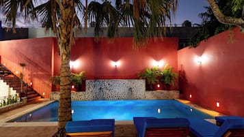 Una piscina al aire libre
