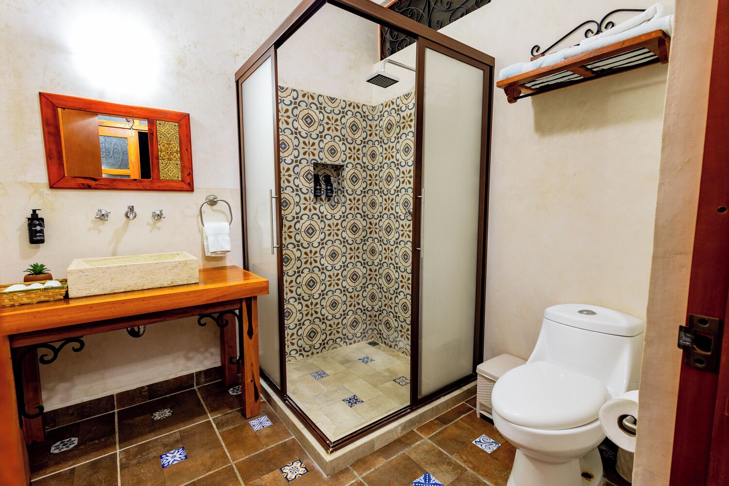 Casa Deluxe | Baño | Regadera, toallas, jabón, shampoo 
