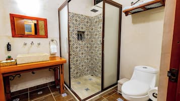 Casa Deluxe | Baño | Regadera, toallas, jabón, shampoo