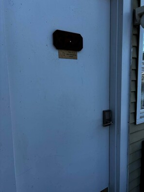 Eine Tür mit einem Rauchverbotsschild und einem Briefkasten.