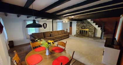 Relaxing 2-bedroom Farmhouse with AC and modern amenities