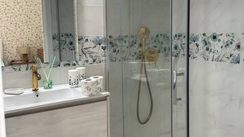 Shower, hair dryer, bidet, towels