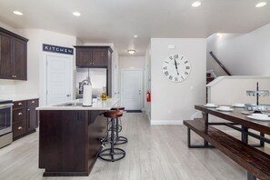 Coffee/tea maker, fridge, microwave, oven - Top Southern Utah Adventures | Pool + Spa (Washington)