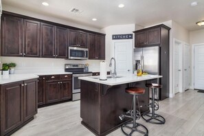 Coffee/tea maker, fridge, microwave, oven - Top Southern Utah Adventures | Pool + Spa (Washington)
