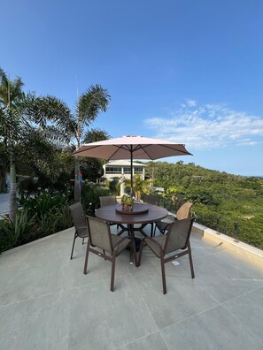 Outdoor dining - Beachfront property with ocean view in Piúma, near Iriri, sleeps up to 23 people with camping facilities. (Piúma)