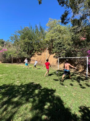 Sport court - Beachfront property with ocean view in Piúma, near Iriri, sleeps up to 23 people with camping facilities. (Piúma)