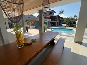Outdoor dining - Beachfront property with ocean view in Piúma, near Iriri, sleeps up to 23 people with camping facilities. (Piúma)