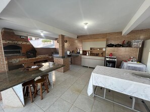 Private kitchen - Beachfront property with ocean view in Piúma, near Iriri, sleeps up to 23 people with camping facilities. (Piúma)