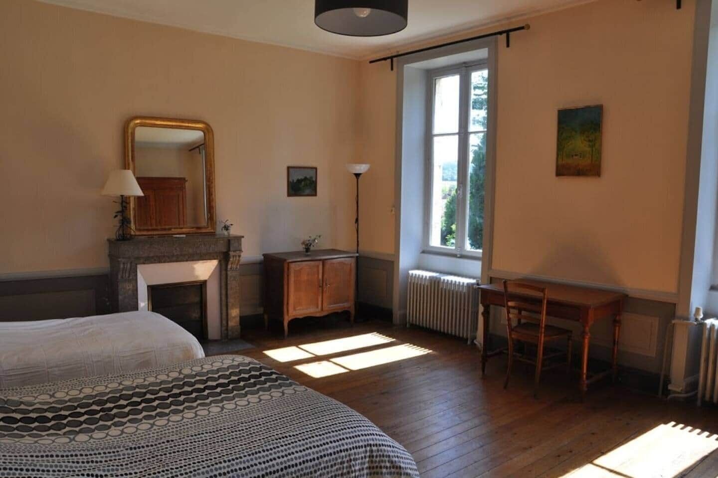 Een strijkplank/strijkijzer, wifi, beddengoed